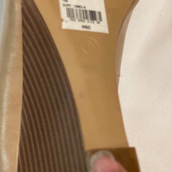 A.N.A. A New Approach Tan Leather Wedge Heel Closed Toe Shoes Women Size 9 M - Picture 3 of 4